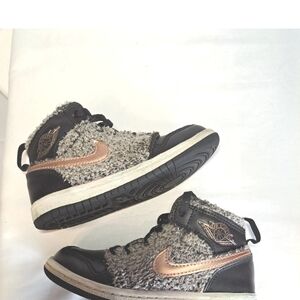 NIKE Air Jordan 1 Retro High Fur Kids Shoes TD Size 9C  705324-022 EXC COND